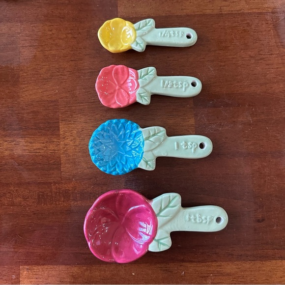 The Pioneer Woman Other - The Pioneer Woman Timeless Beauty Set of 4 Floral Stoneware Measuring Spoons